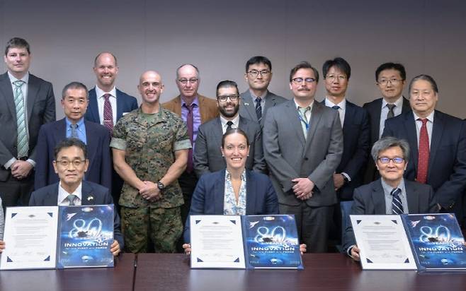 HD현대가 23일(현지시간) 미국 버지니아주 알링턴의 미 해군연구청(ONR) 본사에서 ONR 과제 수주 계약식을 체결하고 관계자들과 기념 촬영을 하고 있다.(사진 첫번째 줄 왼쪽부터) 장광필 HD한국조선해양 미래기술연구원장 부사장, 레이첼 라일리 미 해군연구청 청장, 김용환 서울대 조선해양공학과 김용환 교수.(사진=HD현대 제공)