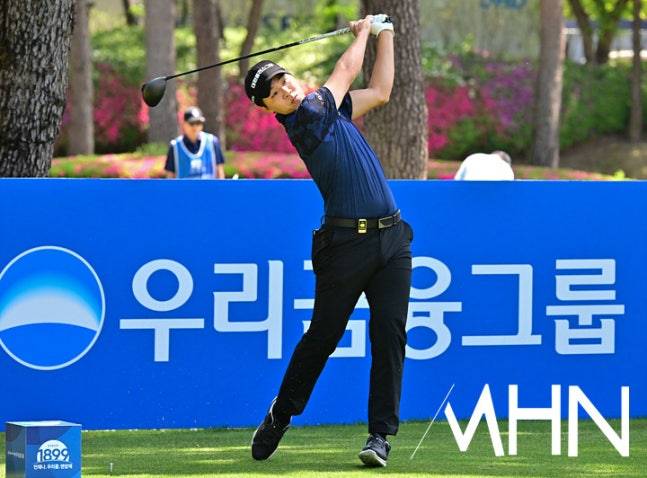 최찬이 26일 열린 KPGA 투어 우리금융 챔피언십 최종라운드에서 샷을 하고 있다.