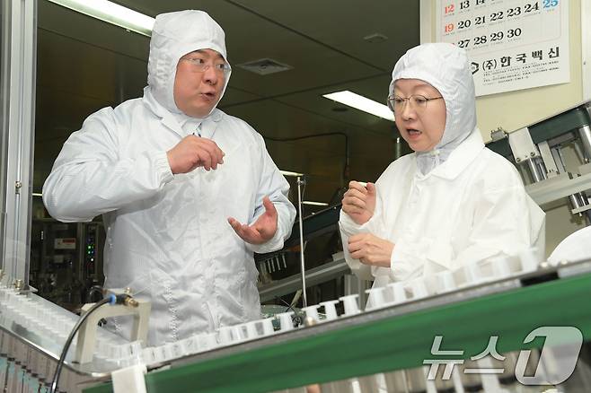 오유경 식품의약품안전처장이 18일 주사기 안정적 수급 지원을 위해 주사기 제조업체인 한국백신을 찾아 생산현장을 살펴보고 있다. (식품의약품안전처 제공. 재판매 및 DB 금지) 2026.4.18 ⓒ 뉴스1