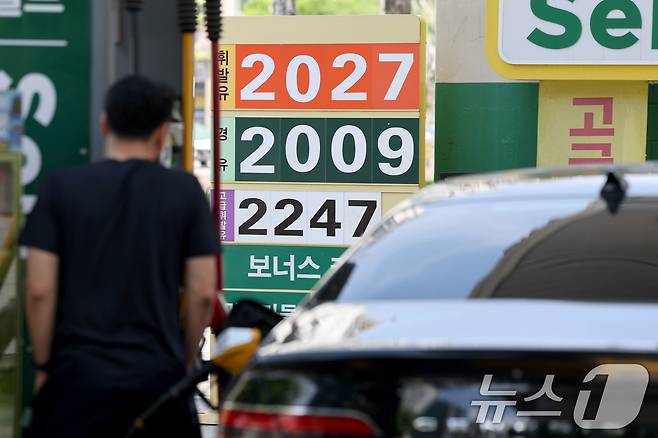 26일 오전 서울 도심의 한 주유소에 휘발유와 경유 가격이 표시돼 있다. 한국석유공사 오피넷에 따르면 이날 오전 10시 기준 전국 주유소 평균 휘발유 가격은 2007.71로 전날보다 0.34원 상승했으며 경유 가격도 0.11원 상승한 2001.65원으로 집계됐다. 2026.4.26 ⓒ 뉴스1 이광호 기자