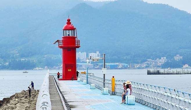 삼천포구항동방파제 등대(한국항로표지기술원 제공)