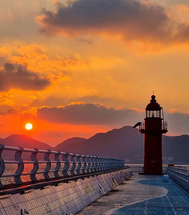삼천포구항동방파제 등대(한국항로표지기술원 제공)