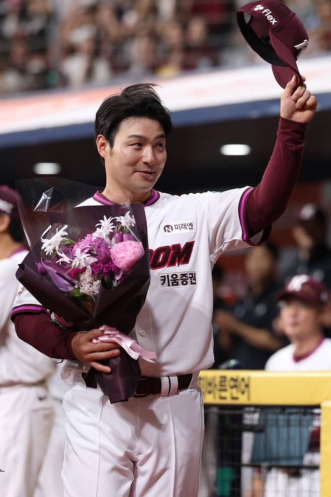 박병호 키움 히어로즈 코치가 26일 삼성 라이온즈와 경기 전 은퇴식을 가졌다.(키움 히어로즈 제공)