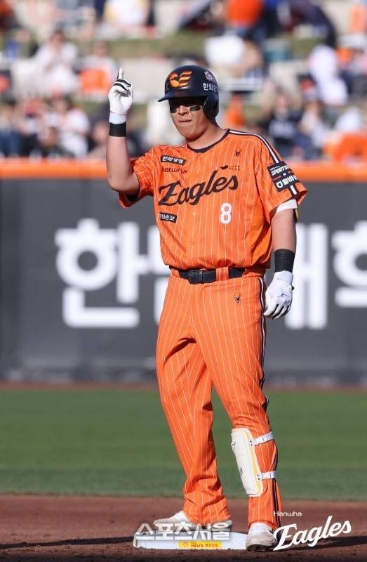 한화 노시환이 25일 대전 한화생명 볼파크에서 열린 2026 KBO리그 정규시즌 NC전에서 안타를 친 후 세리머니를 하고 있다. 사진 | 한화 이글스