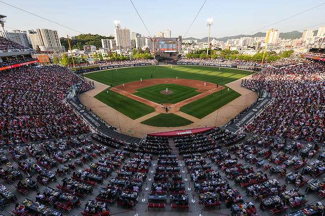 25일 광주-기아 챔피언스 필드에서 2026 KBO리그 정규시즌 롯데와 KIA 경기가 열린 가운데 전 좌석 매진됐다. 사진 | KIA 타이거즈