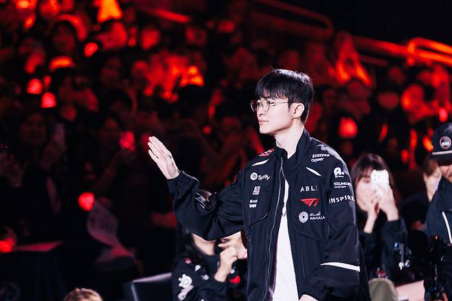 T1 ‘페이커’ 이상혁이 25일 인천광역시 인스파이어 아레나에서 열린 T1 홈그라운드 행사에 입장하면서 팬들에게 인사하고 있다. 사진 | T1
