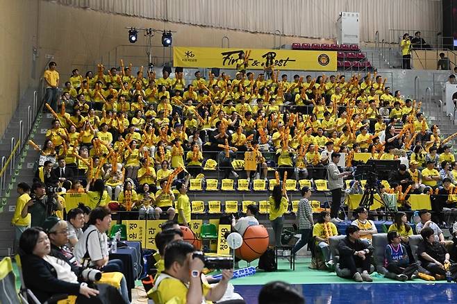 청주 KB 팬들이 26일 용인실내체육관에서 열린 BNK금융 2025~2026 여자프로농구 챔피언결정전 3차전 KB와 삼성생명 경기서 응원전을 펼치고 있다. 사진 | WKBL