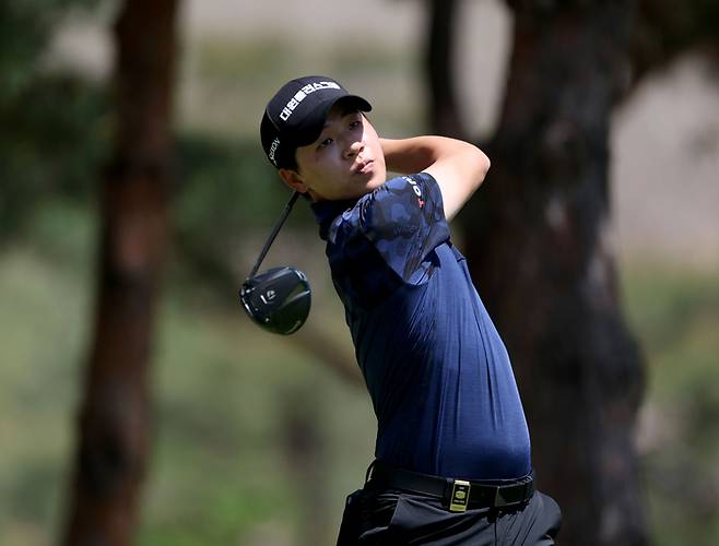 최찬이 26일 서원밸리CC에서 열린 2026 KPGA 우리금융챔피언십 최종라운드에서 티샷하고 있다. 사진 | KPGA