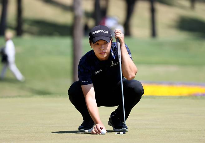 최찬이 26일 서원밸리에서 열린 2026 KPGA 우리금융챔피언십 최종라운드에서 신중한 표정으로 퍼팅을 준비하고 있다. 사진 | KPGA