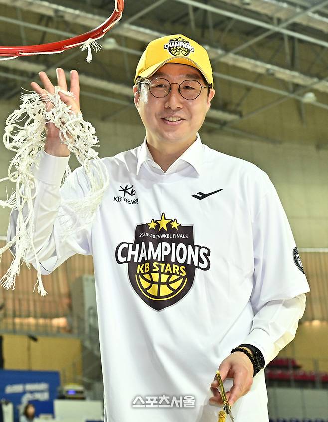 KB스타즈 김완수 감독이 26일 용인실내체육관에서 열린 2025-2026 여자프로농구 삼성생명과 챔피언결정전 3차전에서 삼성생명에 승리하며 3연승으로 통합 우승을 차지한 뒤 그물망을 자르고 기념촬영을 하고 있다. 용인 | 박진업 기자 upandup@sporsseoul.com