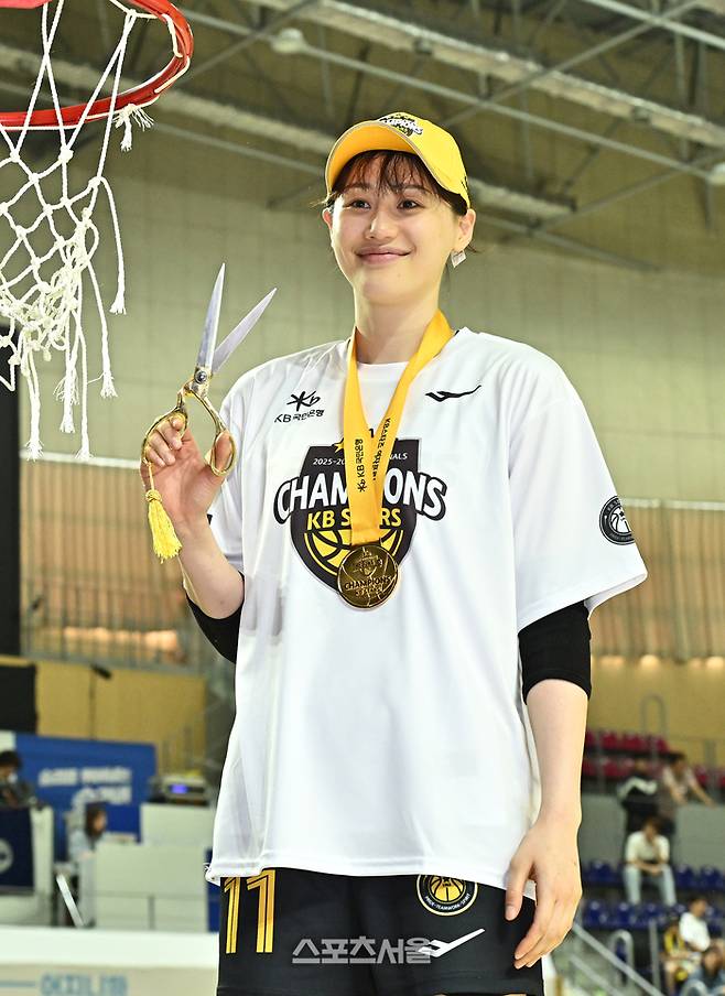 KB스타즈 강이슬이 26일 용인실내체육관에서 열린 2025-2026 여자프로농구 삼성생명과 챔피언결정전 3차전에서 삼성생명에 승리하며 3연승으로 통합 우승을 차지한 뒤 그물망을 자르며 기념촬영을 하고 있다. 용인 | 박진업 기자 upandup@sporsseoul.com