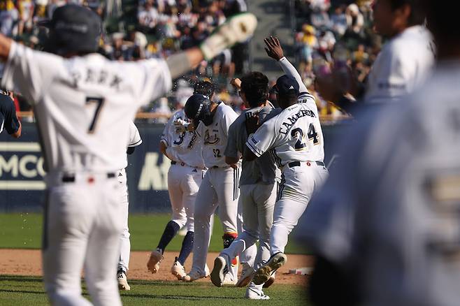 두산 박준순(가운데)이 26일 잠실구장에서 열린 2026 KBO리그 정규시즌 LG와 경기에서 10회말 끝내기 안타를 때린 후 동료들의 물세례를 받고 있다. 사진 | 두산 베어스