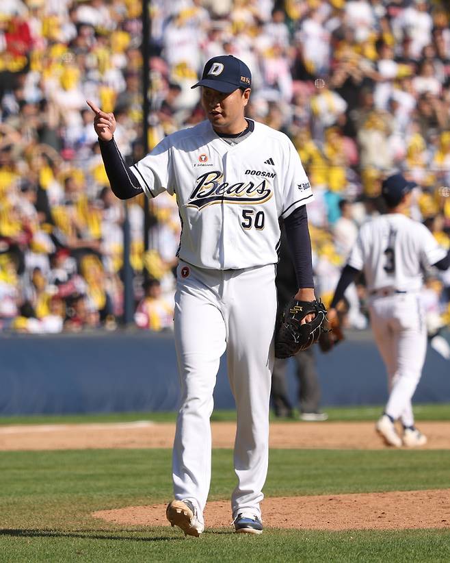 두산 이영하가 26일 잠실구장에서 열린 2026 KBO리그 정규시즌 LG전에서 이닝을 마친 후 세리머니를 하고 있다. 사진 | 두산 베어스