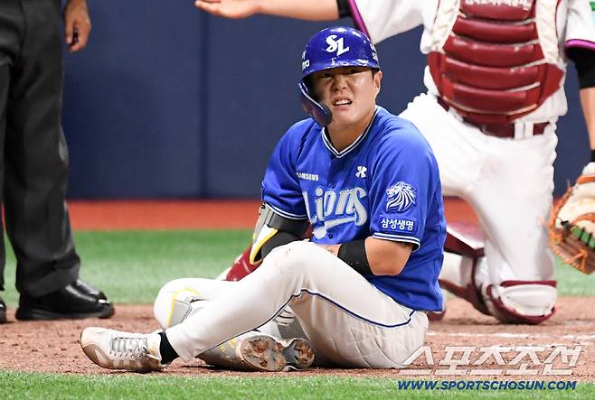25일 서울 고척스카이돔에서 열린 키움과 삼성의 경기. 7회초 삼성 류지혁이 파울 타구에 맞은 뒤 통증을 호소하고 있다. 고척=박재만 기자 pjm@sportschosun.com/2026.04.25/