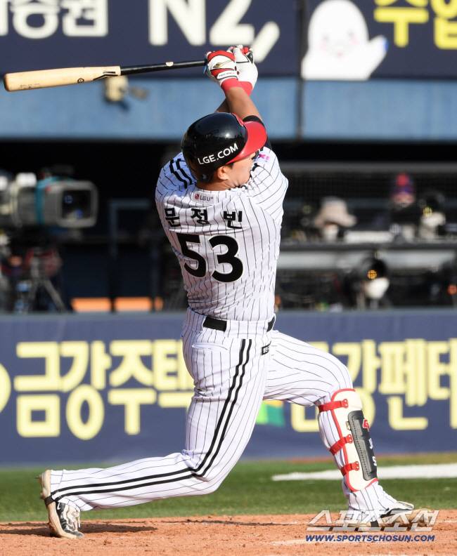 22일 잠실구장에서 열린 LG 트윈스와 롯데 자이언츠의 경기. LG 문정빈이 타격을 하고 있다. 잠실=박재만 기자 pjm@sportschosun.com/2025.03.22/