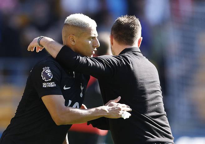 Soccer Football - Premier League - Wolverhampton Wanderers v Tottenham Hotspur - Molineux Stadium, Wolverhampton, Britain - April 25, 2026 Tottenham Hotspur manager Roberto De Zerbi and Richarlison celebrate after the match Action Images via Reuters/Jason Cairnduff EDITORIAL USE ONLY. NO USE WITH UNAUTHORIZED AUDIO, VIDEO, DATA, FIXTURE LISTS, CLUB/LEAGUE LOGOS OR 'LIVE' SERVICES. ONLINE IN-MATCH USE LIMITED TO 120 IMAGES, NO VIDEO EMULATION. NO USE IN BETTING, GAMES OR SINGLE CLUB/LEAGUE/PLAYER PUBLICATIONS. PLEASE CONTACT YOUR ACCOUNT REPRESENTATIVE FOR FURTHER DETAILS..







<저작권자(c) 연합뉴스, 무단 전재-재배포, AI 학습 및 활용 금지>