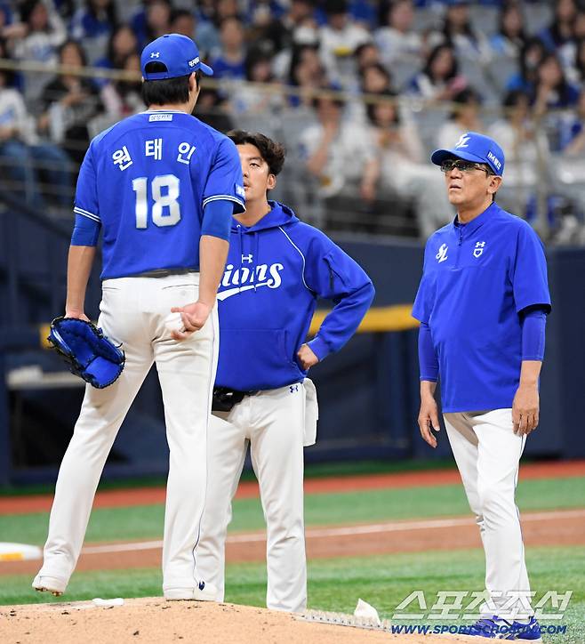 선발 원태인은 끝까지 볼을 쥐고 최일언 코치에게 더 던지겠다는 메시지를 전했다.