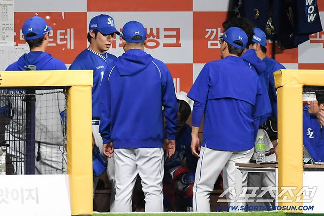 박진만 감독과 코치진은 원태인 상태를 살폈다.