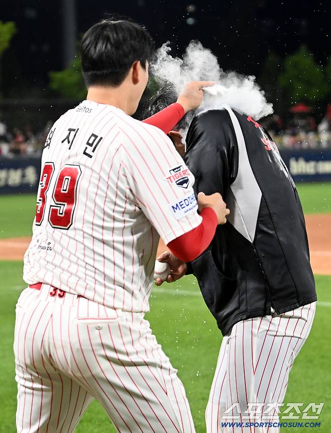 끝난 줄 알았지? 흠뻑 젖은 대투수를 향한 최지민의 로진 공격