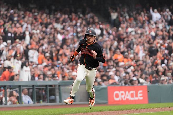 San Francisco Giants' Jung Hoo Lee runs home to score against the Miami Marlins during the sixth inning of a baseball game Saturday, April 25, 2026, in San Francisco. (AP Photo/Jeff Chiu)







<저작권자(c) 연합뉴스, 무단 전재-재배포, AI 학습 및 활용 금지>