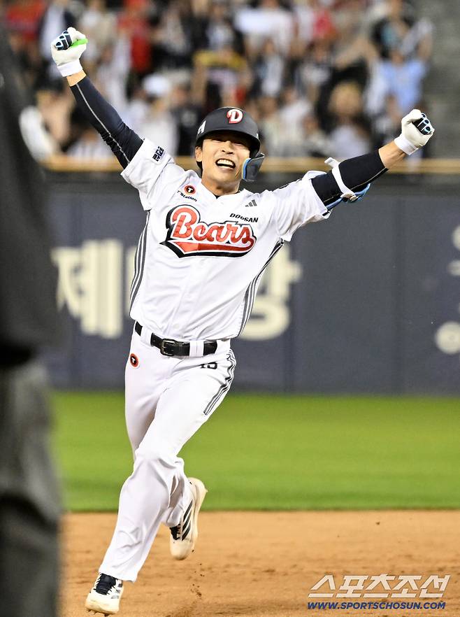 18일 잠실구장에서 열린 두산과 KIA의 경기. 10회말 1사 1,2루 두산 이유찬이 끝내기 안타를 날린 뒤 환호하고 있다. 잠실=박재만 기자 pjm@sportschosun.com/2026.04.18/