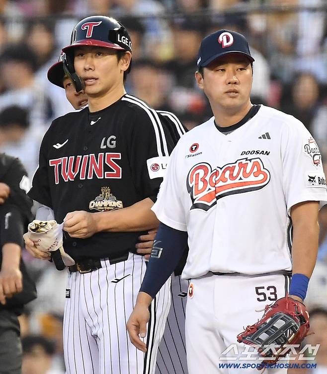 24일 잠실야구장에서 열린 LG와 두산의 경기. 3회초 1사 1루. 안타를 치고 출루한 LG 홍창기. 잠실=송정헌 기자songs@sportschosun.com/2026.04.24/