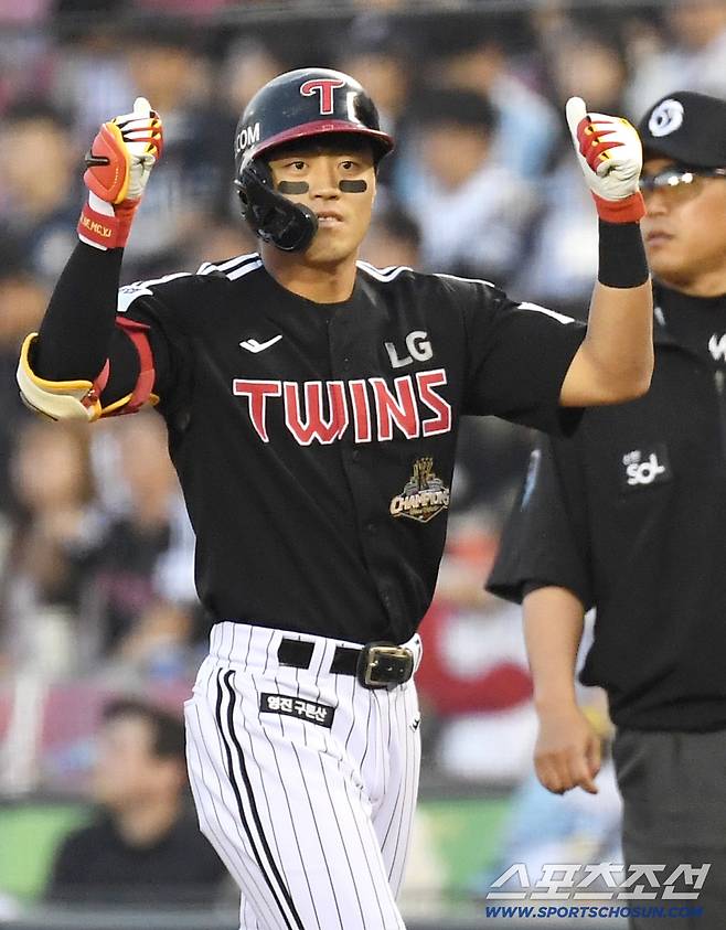 24일 잠실야구장에서 열린 LG와 두산의 경기. 3회초 1사 1, 3루. 1타점 적시타 날린 LG 천성호. 잠실=송정헌 기자songs@sportschosun.com/2026.04.24/