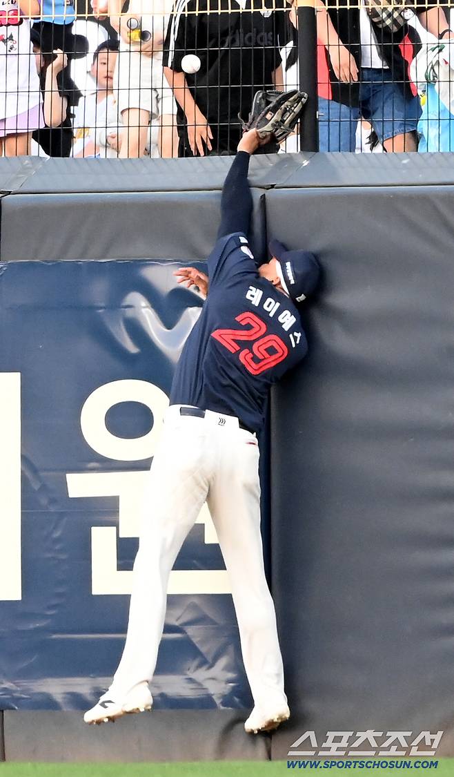 25일 광주KIA챔피언스필드에서 열린 롯데와 KIA의 경기. 5회말 2사 1,3루 레이예스가 김도영의 타구를 잡기 위해 점프했으나 잡지 못하고 있다. 광주=허상욱 기자wook@sportschosun.com/2026.04.25/