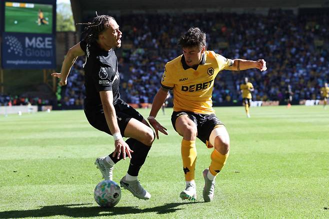 쓰러지는 시몬스(왼쪽) AFP<저작권자(c) 연합뉴스, 무단 전재-재배포, AI 학습 및 활용 금지>