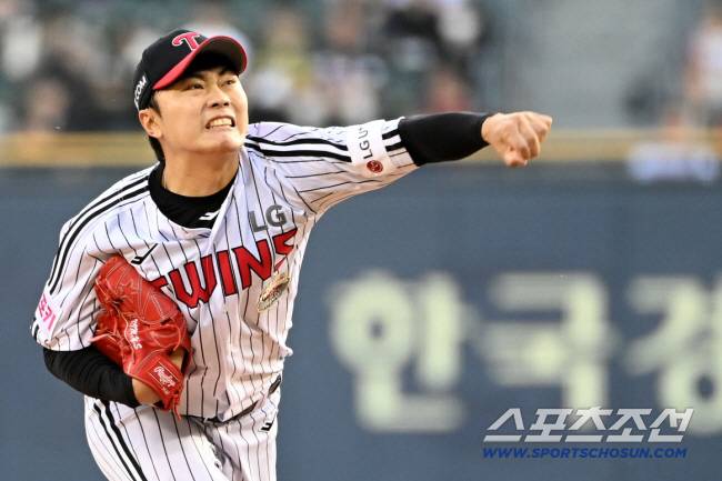 26일 잠실야구장에서 열린 KIA와 LG의 경기, LG 선발투수 김윤식이 역투하고 있다. 잠실=허상욱 기자wook@sportschosun.com/2024.04.26/