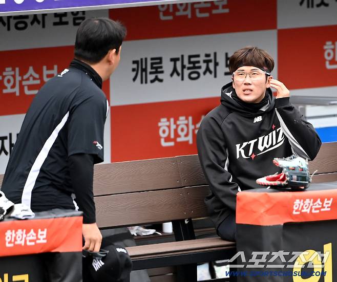1일 대전한화생명볼파크에서 열린 KT와 한화의 경기. 전날 경기에서 헤드샷을 맞았던 허경민이 더그아웃에 나와 장성우와 이야기를 하고 있다. 대전=허상욱 기자wook@sportschosun.com/2026.04.01/