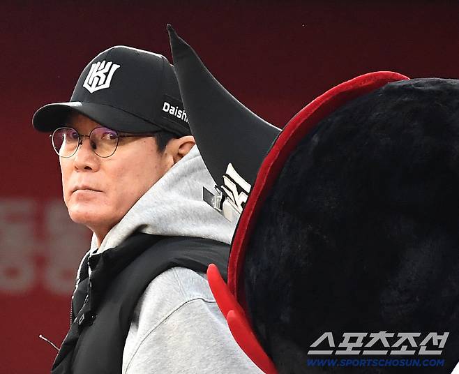 17일 수원 케이티위즈파크에서 열린 KT와 키움의 경기. 경기 준비하는 KT 이강철 감독. 수원=송정헌 기자songs@sportschosun.com/2026.04.17/