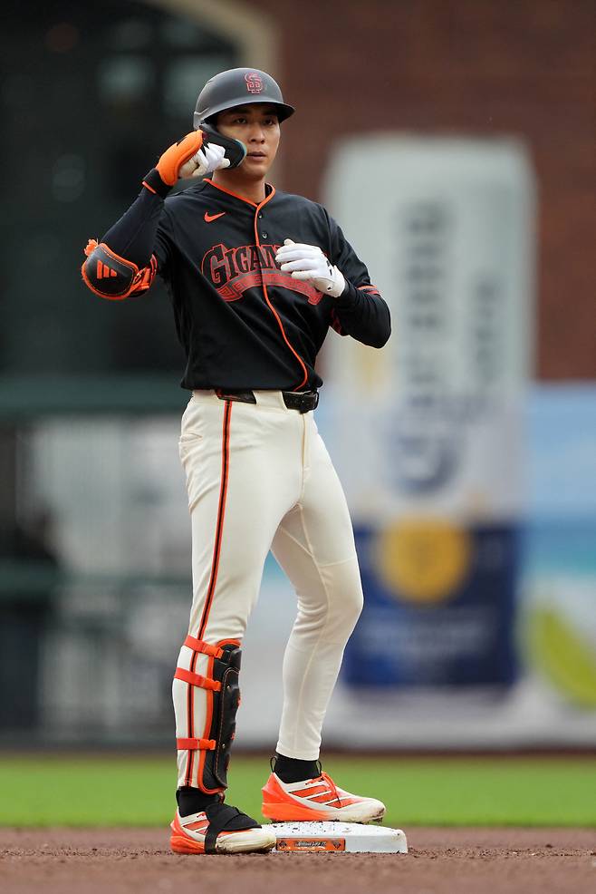Apr 25, 2026; San Francisco, California, USA; San Francisco Giants right fielder Jung Hoo Lee (51) gestures after hitting a double against the Miami Marlins during the fourth inning at Oracle Park. Mandatory Credit: Darren Yamashita-Imagn Images







<저작권자(c) 연합뉴스, 무단 전재-재배포, AI 학습 및 활용 금지>