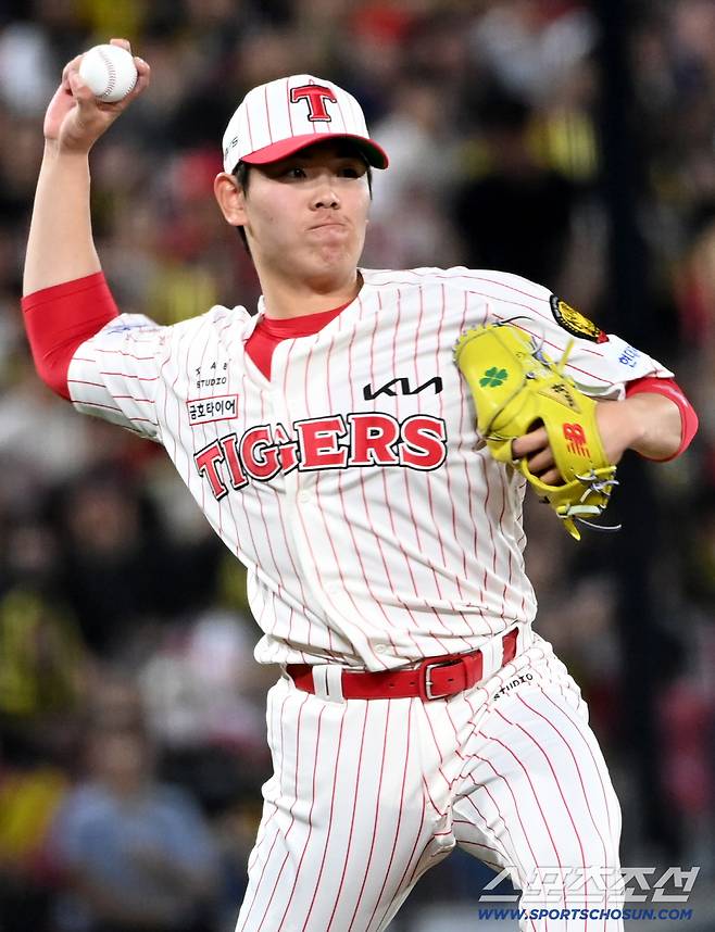 25일 광주KIA챔피언스필드에서 열린 롯데와 KIA의 경기. 1루에 공을 뿌리는 KIA 성영탁. 광주=허상욱 기자wook@sportschosun.com/2026.04.25/