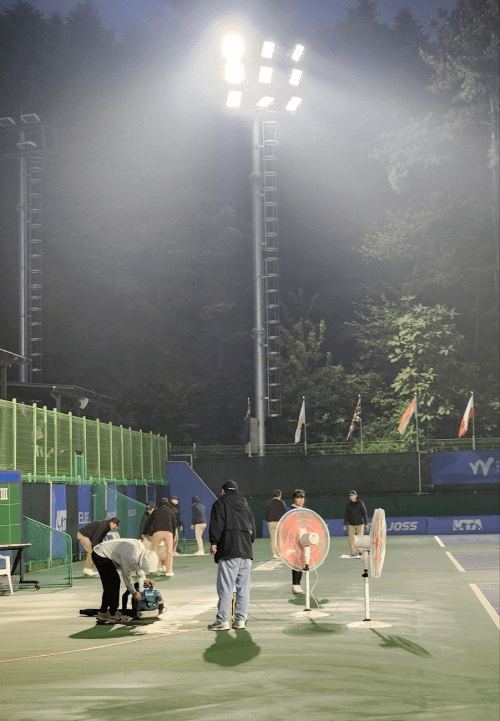 지난해 대회 때는 계속된 비로 인해 김동현 TD는 코트의 물기 제거를 위해 대형 선풍기까지 동원했다. 서봉국 해설위원 제공