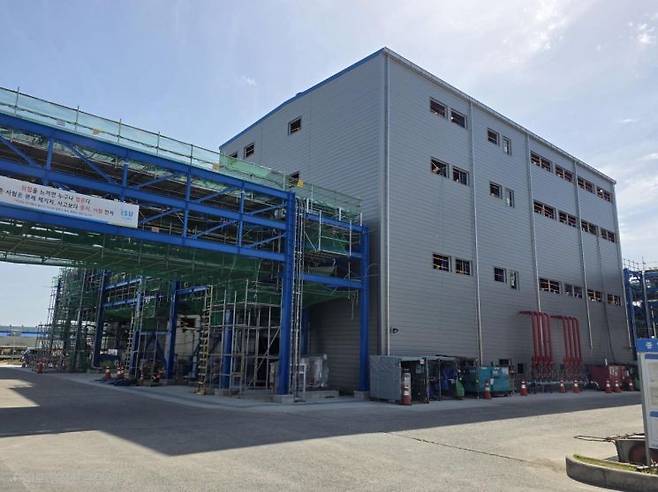 울산 울주군 온산읍에 위치한 이수스페셜티케미컬 공장 내 황화리튬 생산시설 건설 현장. 회사는 오는 6월 완공을 목표로 전고체 배터리의 핵심 소재인 황화리튬 생산시설을 구축 중이다. 현재 연간 40t 규모를 생산하고 있으며, 마더 플랜트 가동 시 첫해 150t, 중장기적으로는 500t까지 생산 능력을 확대할 계획이다. 이수스페셜티케미컬 제공.