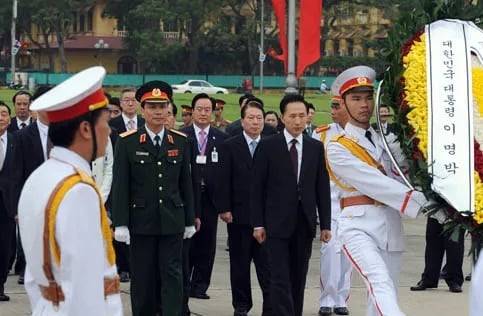 2009년 10월 베트남을 국빈 방문한 이명박 대통령이 하노이의 호찌민 묘소를 방문, 헌화하고 있다. 베트남 정부는 한국의 국가유공자 관련법 개정안에 항의하며 이 대통령 초청 취소를 통보, 양국 관계가 위기를 맞았다. 이 대통령 왼편에 이 사태를 해결하기 위해 베트남에 급파됐던 유명환 당시 외교부 장관이 보인다./연합뉴스