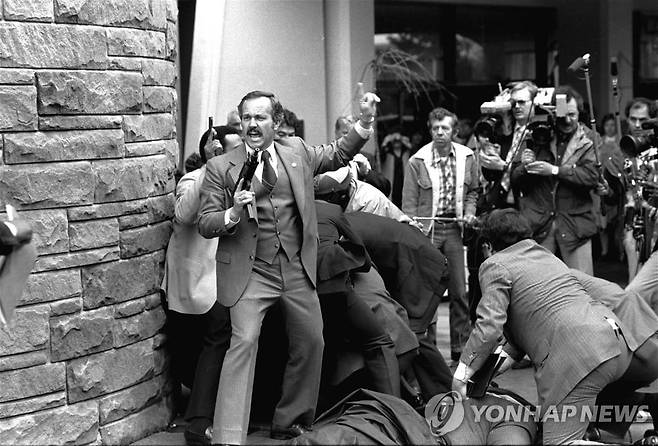 1981년 미국 워싱턴 힐튼 호텔 입구에서 벌어졌던 로널드 레이건 전 대통령 저격 당시 현장 모습. /AP 연합뉴스 자료사진