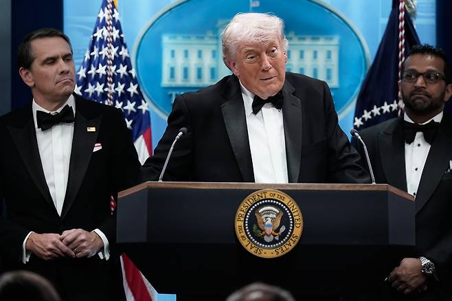 도널드 트럼프 미국 대통령이 25일 백악관에서 긴급 기자회견을 하고 있다. /AP 연합뉴스