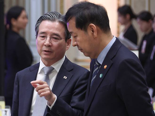 김용범 대통령비서실 정책실장과 구윤철 부총리 겸 재정경제부 장관이 지난 2월 23일 청와대에서 만나 대화하고 있다. /청와대통신사진기자단