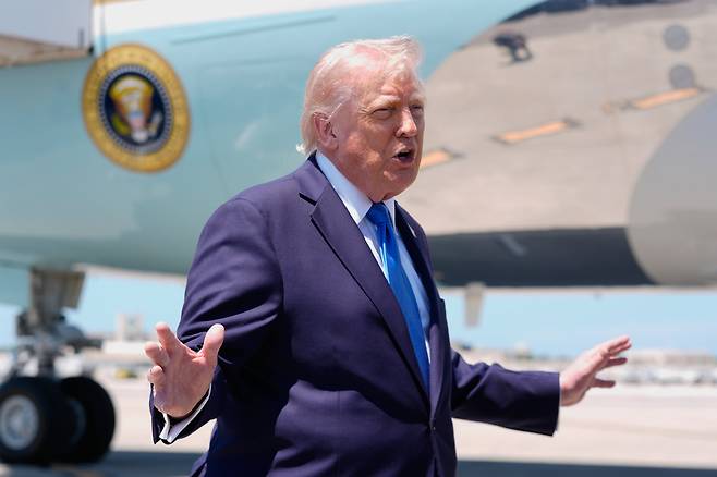 도널드 트럼프 미국 대통령이 25일 플로리다주 웨스트팜비치 팜비치 국제공항에서 에어포스원에 탑승하기 전 기자들에게 연설하고 있다. /연합뉴스