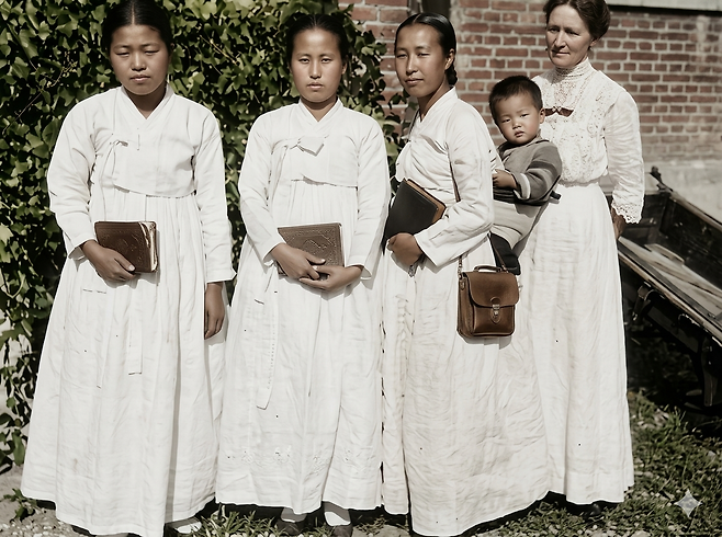 일제 강점기 기독교 전파의 중요한 역할을 담당했던 전도부인들. 수십리까지 가정을 방문하는 등 선교사들을 도와 전도에 앞장섰다. 맨 오른쪽이 사애리시 선교사. 사진=임연철 박사