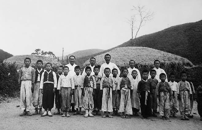 공주시 반포면 경천리의 교회와 학생들. 뒤쪽에 기독교 신도 혹은 선생으로 추정되는 어른들이 서 있다. 사진=임연철 박사