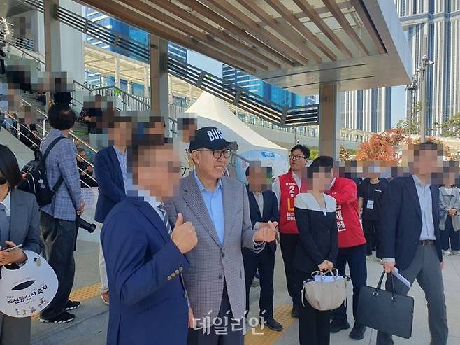 박형준 부산광역시장이 25일 부산 북항 친수공원 내 하늘광장에서 개최된 '2026 조선통신사 축제'에 참석해 시민들과 사진촬영을 하고 있다. ⓒ데일리안 김민석 기자