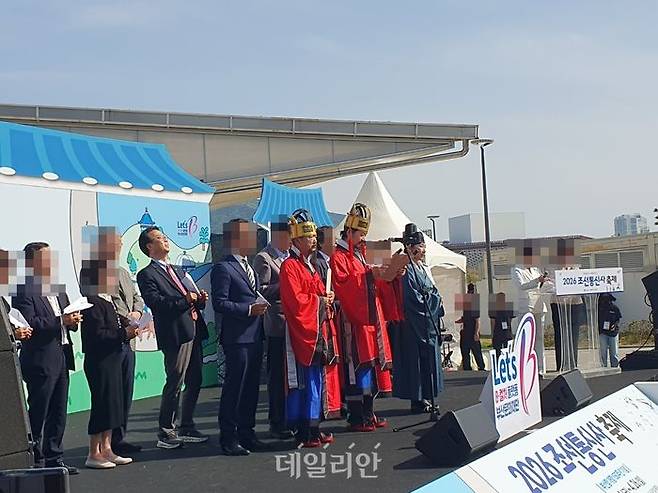 박형준 부산시장, 곽규택 국민의힘 의원, 유재명 배우 등이 25일 부산 북항 친수공원 내 하늘광장에서 개최된 '2026 조선통신사 축제'에 참석해 축문을 읽고 있다. ⓒ데일리안 김민석 기자