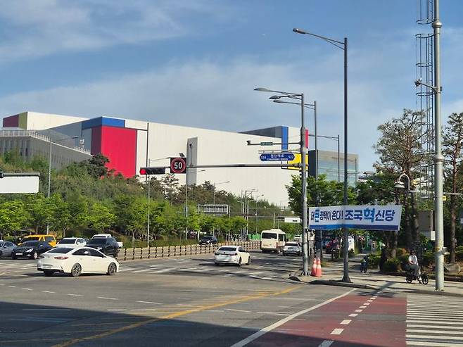 24일 오후 고덕동 삼성전자 평택캠퍼스 인근 사거리에 '더 큰 평택이 온다! 조국혁신당'이라고 적힌 현수막이 걸려있다.ⓒ데일리안 허찬영 기자