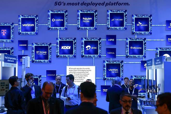 3일(현지 시간) 스페인 바르셀로나 피라 그란 비아 전시장에서 열린 ‘모바일 월드 콩그레스(MWC)2026’ 인텔 부스에 주요 5G 플랫폼이 전시돼 있다. 2026.03.03.  [바르셀로나=뉴시스]