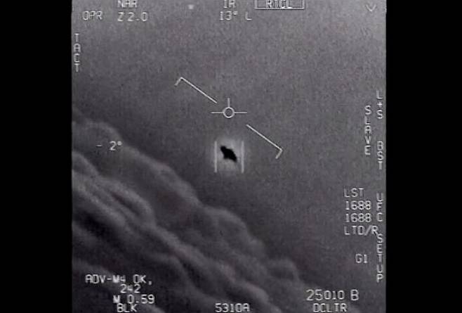 뉴욕타임스가 공개한 UFO&nbsp;관련 영상의 한 장면. AP 제공