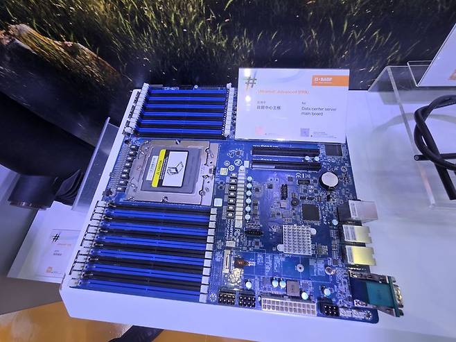 '차이나플라스 2026' 바스프 부스에 전시된 데이터 센터 서버 메인 보드. 사진=구자윤 기자