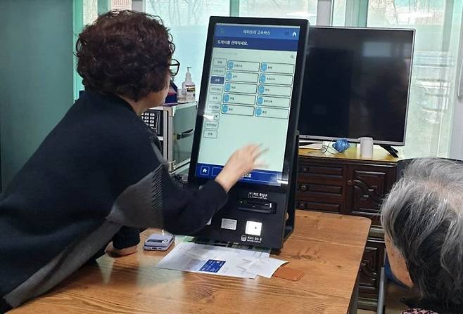 제주특별자치도가 오는 5월부터 도민 대상 '2026년 인공지능(AI)·디지털배움터 교육 운영 사업'을 본격 추진한다. 주요 과정은 인공지능(AI)·디지털 이해와 윤리, 실생활 활용, 안전·신뢰 등으로 구성된다. 스마트폰 활용, 교통·예약 서비스 이용, 키오스크 사용, 보이스피싱 예방 등 생활밀착형 교육도 포함된다. /사진=연합뉴스